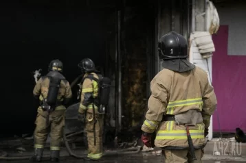 Фото: В Кемерове пожарные потушили загоревшийся астомобиль 1