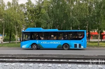 Фото: В Новокузнецке на кольце произошло ДТП: столкнулись автобус и такси 1