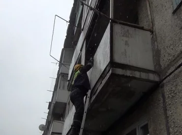 Фото: В Кемерове 80-летнюю женщину спасли при помощи штурмовой лестницы 1