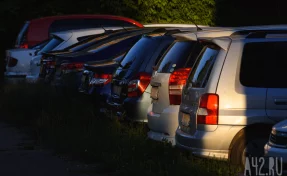 Житель Кузбасса забрался на крышу мешавшей проезду машины