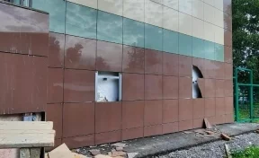 Вандалы разломали фасад школы искусств в Кузбассе
