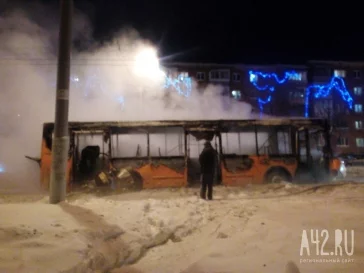 Фото: ЧП: в Кемерове на проспекте Шахтёров полностью выгорел пассажирский автобус 5