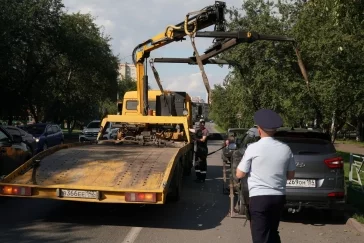Фото: Работает эвакуатор: кемеровчанам напомнили о запрете парковки на улице Мичурина 2