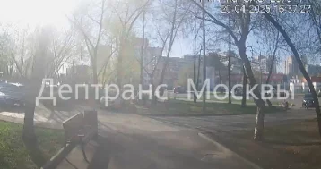 Фото: Двое детей на электросамокате врезались в автомобиль и перелетели через капот 1