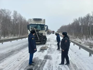 Фото: На трассе в Кузбассе столкнулись 18 автомобилей и пассажирский автобус 1