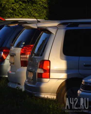 Житель Кузбасса забрался на крышу мешавшей проезду машины