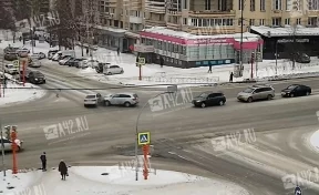 На перекрёстке в Кемерове жёстко столкнулись две легковушки, момент ДТП попал на видео