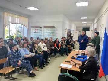 Фото: Власти встретились с жителями кузбасской деревни, которые просили не закрывать школу 2