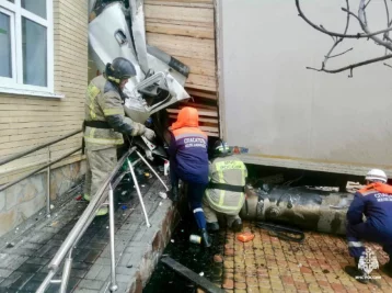 Фото: В Железноводске грузовик столкнулся с молоковозом и въехал в супермаркет, есть погибший 1