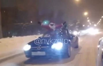 Фото: Дед Мороз на кабриолете ездил по кузбасскому городу 1