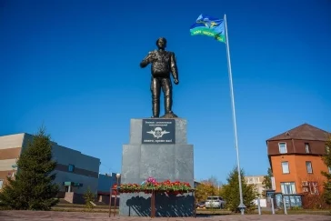 Фото: В кузбасском городе открыли памятник воинам-десантникам 2