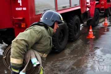 Фото: В Прокопьевске 9 человек спаслись из горящей 3-этажки 1