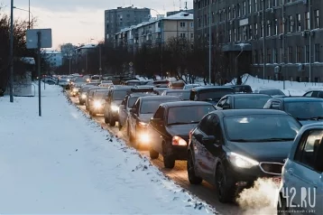 Фото: В Кемерове из-за снегопада образовались 8-балльные пробки 1