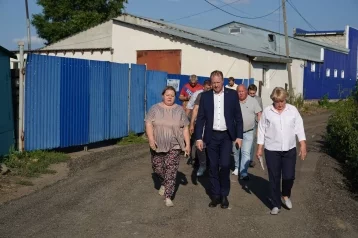 Фото: Глава Кемерова обсудил с жителями ремонт части 1-й Камышинской улицы 1