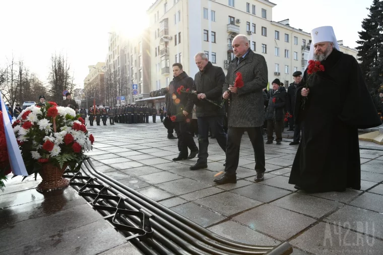 Фото: В Кемерове прошла церемония возложения цветов к Мемориалу Славы воинов-кузбассовцев 1