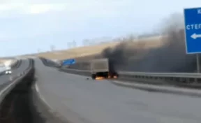 Полыхающий грузовик на кузбасской трассе сняли на видео