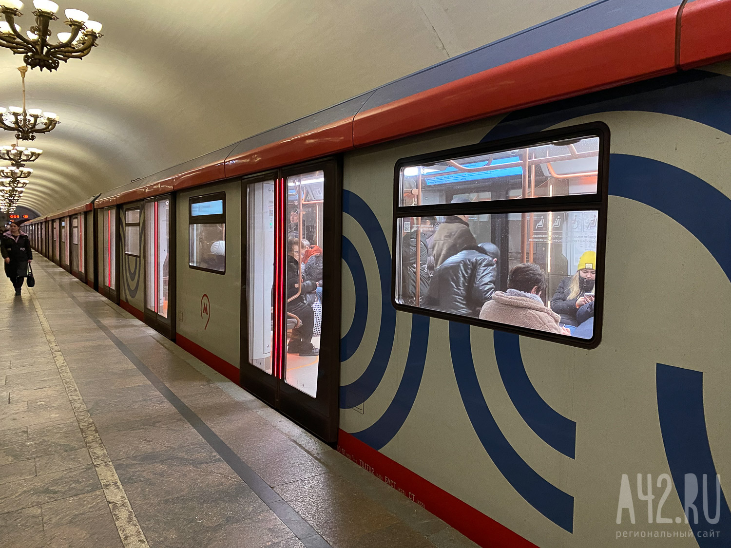 В Москве женщина упала под колёса поезда в метро