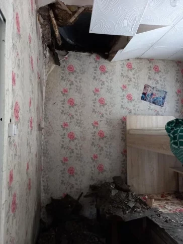 Фото: В кемеровской квартире обрушился потолок 2