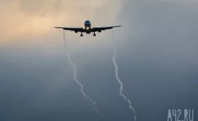 В летевший из Испании пассажирский самолёт во время посадки ударила молния