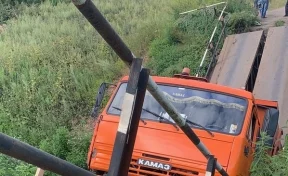 В Кузбассе КамАЗ сломал мост через реку