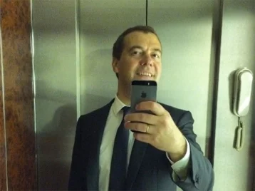 Фото: Дмитрий Медведев не будет пользоваться подаренным ему российским смартфоном 1