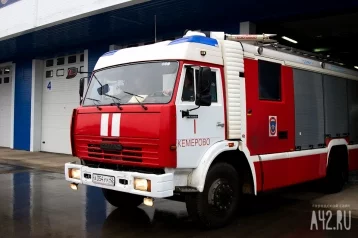 Фото: В Кемерове на пожаре спасли женщину с ребёнком 1