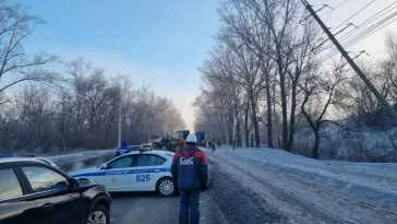 Фото: В Прокопьевске наклонившаяся опора ЛЭП остановила движение трамваев  1