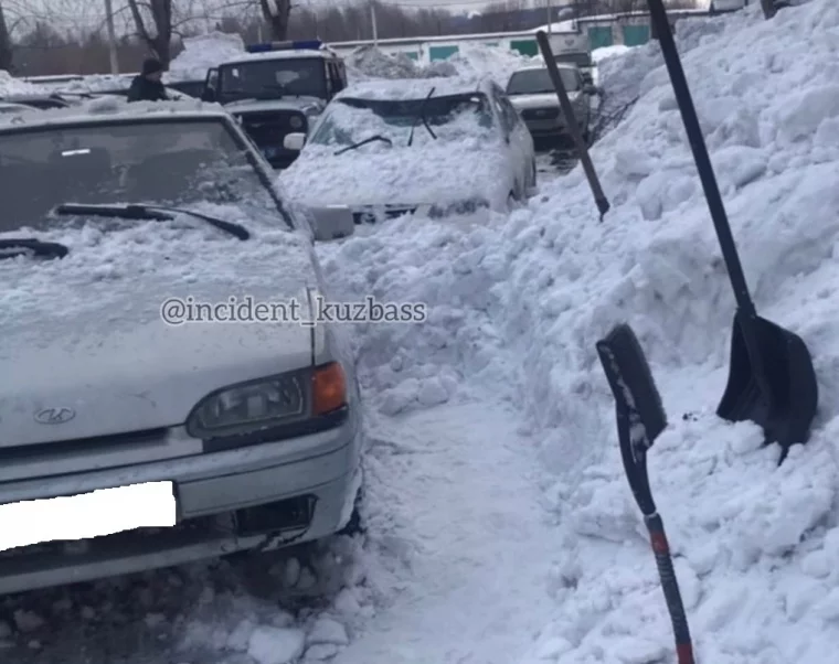 Фото: В кузбасском городе сошедший с крыши дома снег смял авто 2