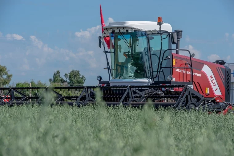 Фото: Косилка самоходная универсальная KSU 1 работает в сибирских полях с июля по сентябрь  1