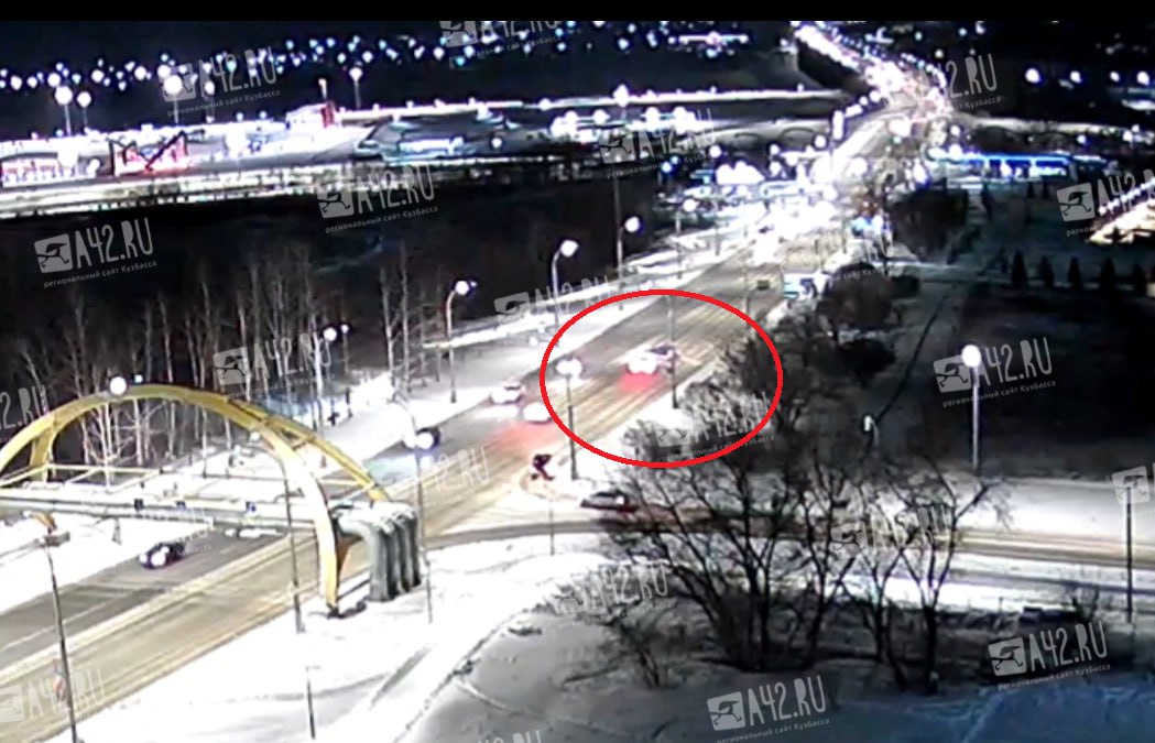 В Кемерове столкнулись электрокар Zeekr и Toyota Corolla, ДТП попало на видео