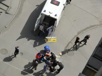 Фото:  В Кемерове накажут УК, допустившую обрушение части фасада на человека  1
