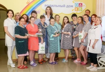 Фото:  Родивших 1 июня женщин поздравил детский клуб «Лидеры»  1