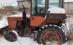 У кузбассовца арестовали трактор за долги перед сыном и дочерью