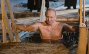 Опубликовано видео с крещенским купанием Путина