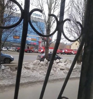 Фото: Кемеровчан встревожили пожарные машины возле крупного ТЦ 1