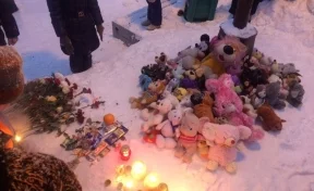 Стихийный мемориал организовали жители кузбасского города в память о погибшей семилетней девочке