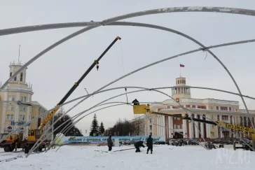Фото: В Кемерове начали устанавливать новогоднюю ель 1