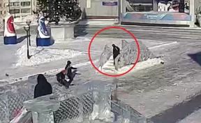 Подростки сломали ледяную горку в кузбасском городе и попали на видео