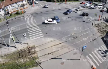 Фото: В Кемерове на Кузнецком проспекте столкнулись два автомобиля: инцидент попал на видео 1