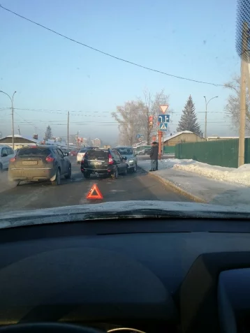 Фото: В Кемерове два легковых автомобиля столкнулись «лоб в лоб» 1