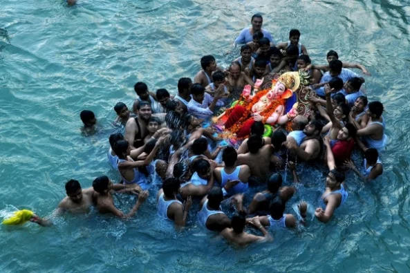 Фото: Участники ритуала пытались утопить статую бога и утонули 2
