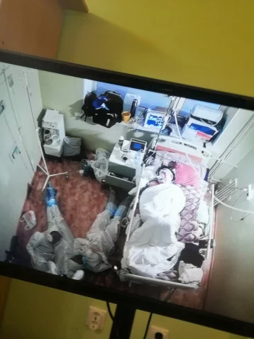 Фото: Россиян растрогало фото уснувших на полу возле пациента с COVID-19 врачей  1