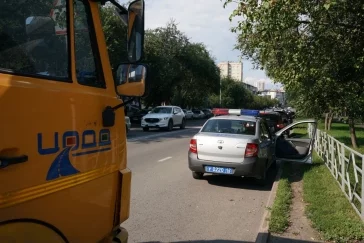 Фото: Работает эвакуатор: кемеровчанам напомнили о запрете парковки на улице Мичурина 3