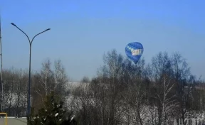 «Красиво смотрится в дымке»: в небе над Кемеровом заметили воздушный шар