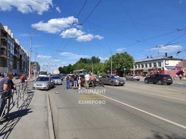 Фото: Очевидцы поделились фото жёсткого ДТП на перекрёстке в Кемерове 2