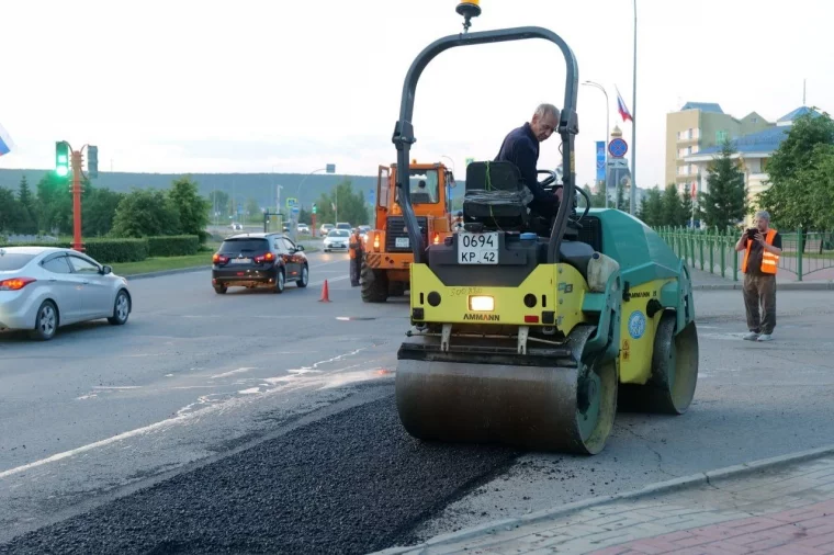 Фото: В Кемерове на участке Притомского проспекта укладывают новый асфальт 10