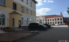 В центре Кемерова упал дорожный знак