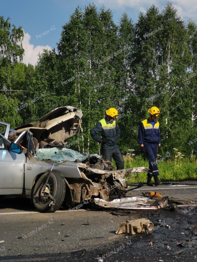 В Кемерове машина превратилась в груду металла после столкновения с фурой