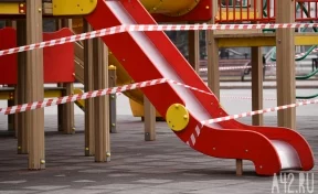 «Скоро развалится»: кемеровчанку возмутила сломанная детская площадка в Комсомольском парке