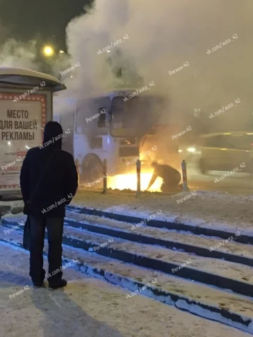 Фото: В центре Кемерова сгорела маршрутка 2
